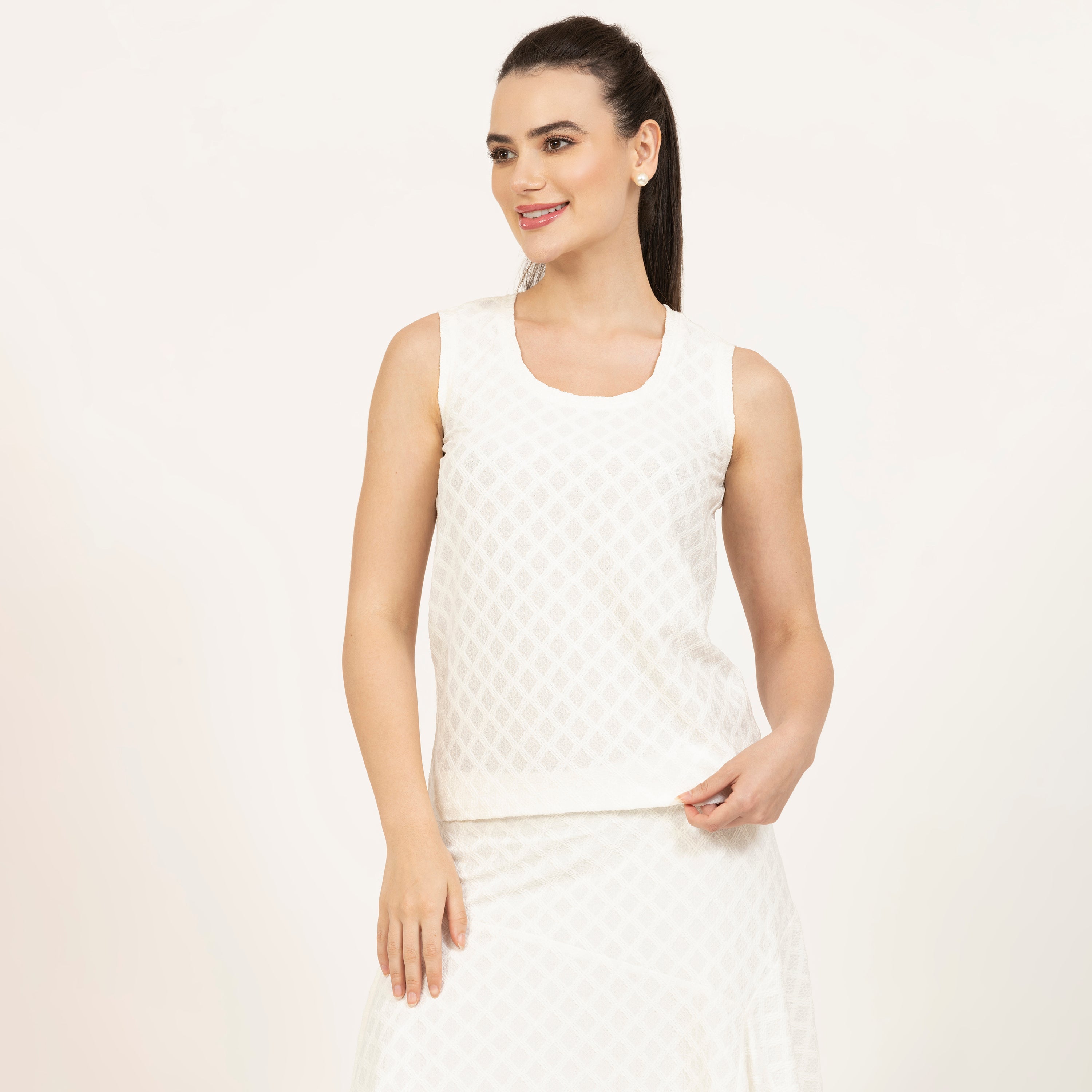 Off White Diamond Textured Without Sleeves Top