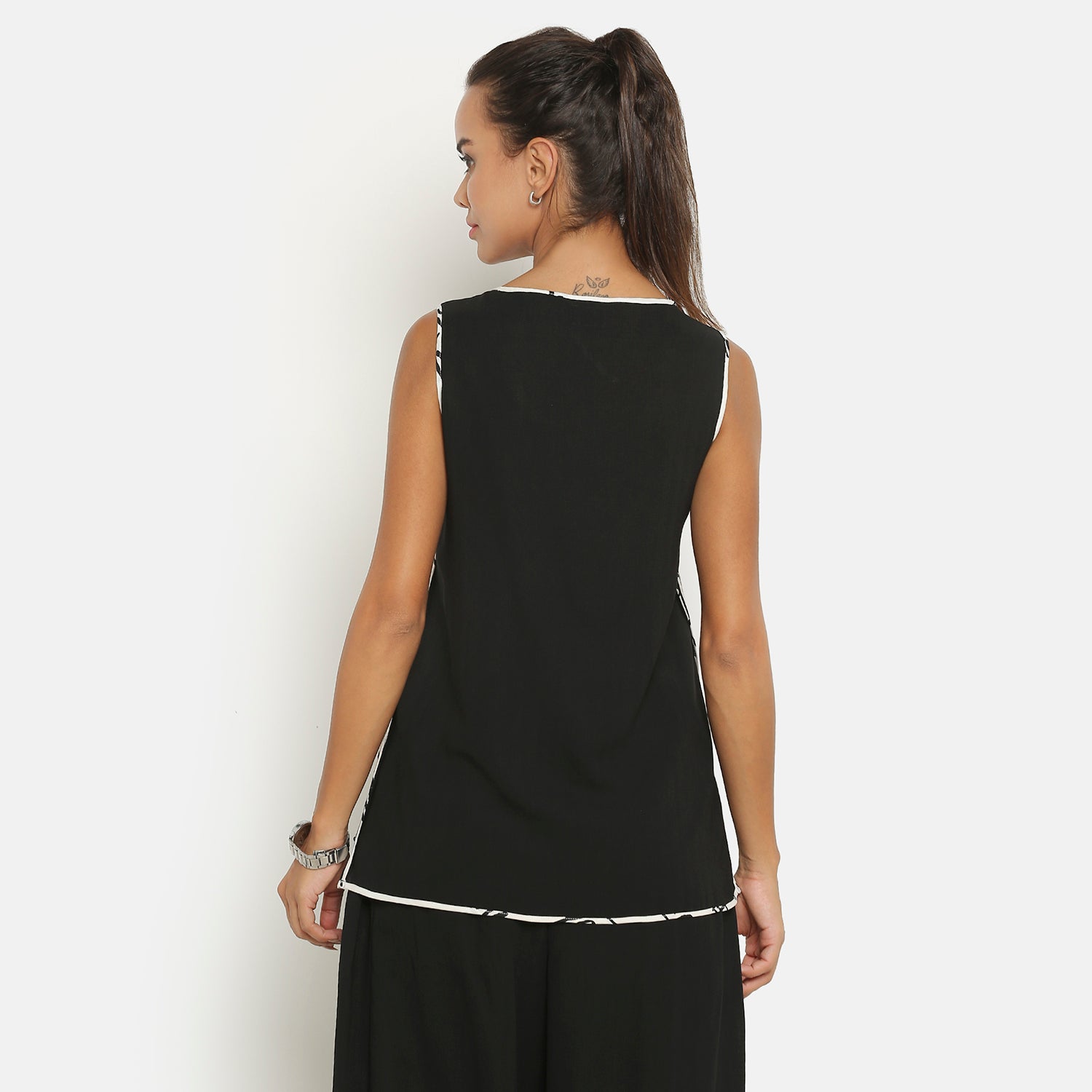 Black Sleeveless Top With Contrast Piping